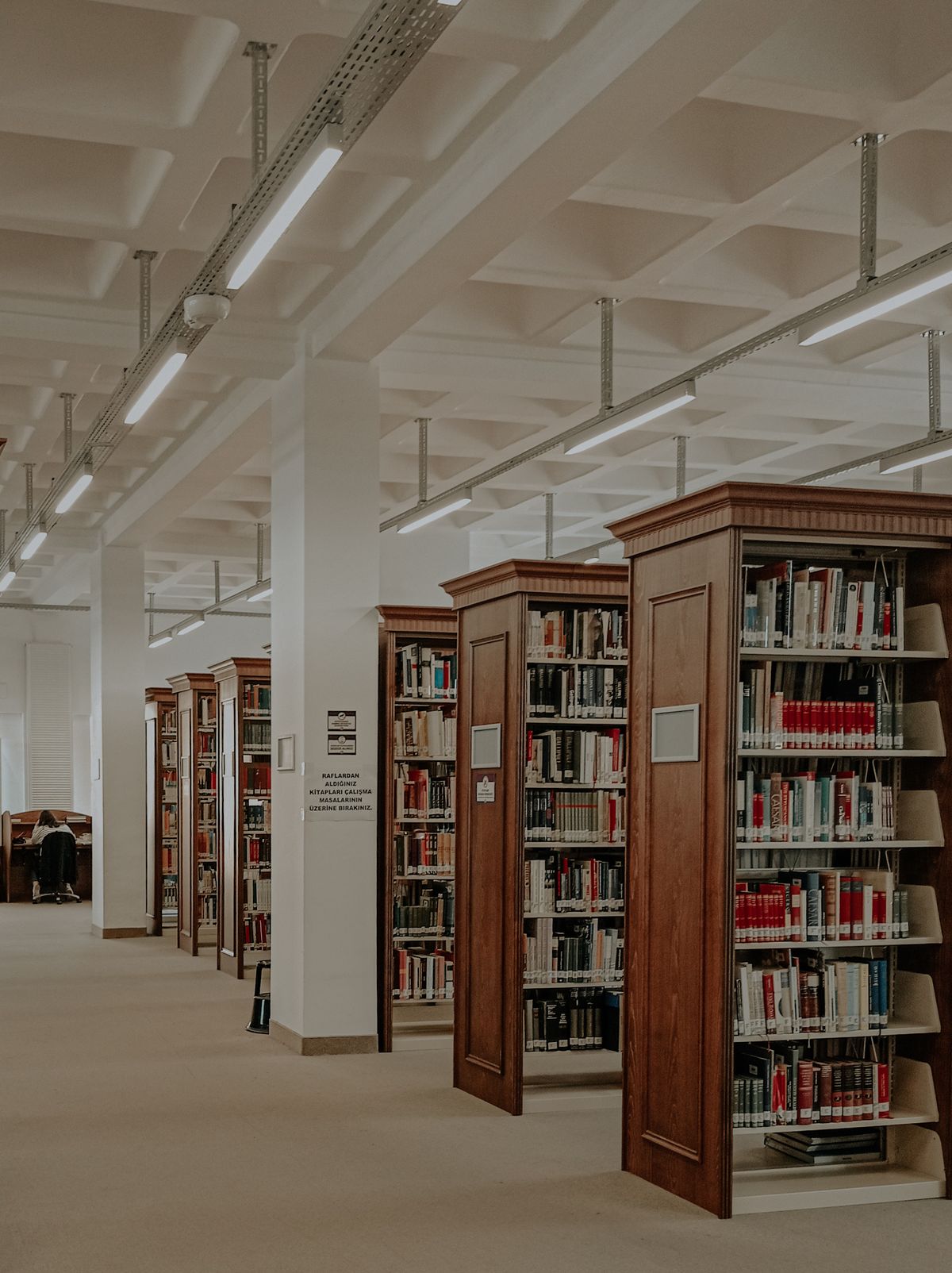 Ράφια βιβλιοθήκης — ενδεικτική φωτογραφία, όχι συγκεκριμένο σημείο διανομής του Εύδοξος