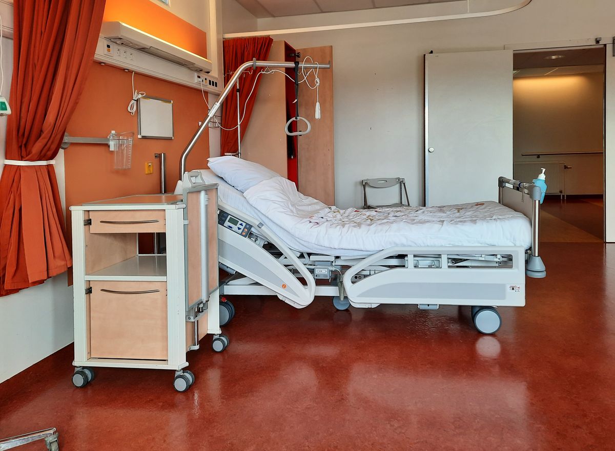 Κενό ρυθμιζόμενο νοσοκομειακό κρεβάτι σε θάλαμο — ενδεικτική φωτογραφία, όχι από το Νοσοκομείο Άμφισσας.
