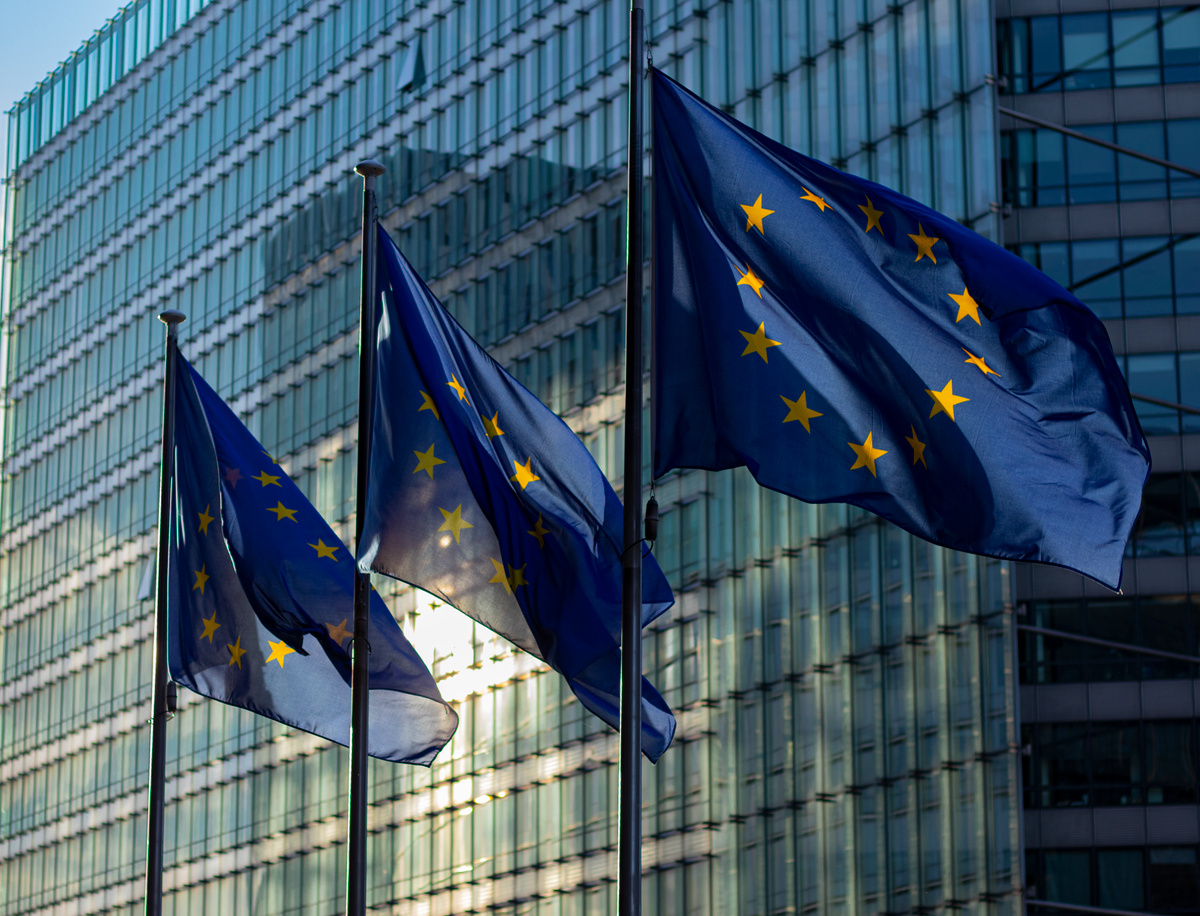 Σημαίες της Ευρωπαϊκής Ένωσης μπροστά στο κτίριο της Ευρωπαϊκής Επιτροπής στις Βρυξέλλες· φωτογραφία αρχείου.
