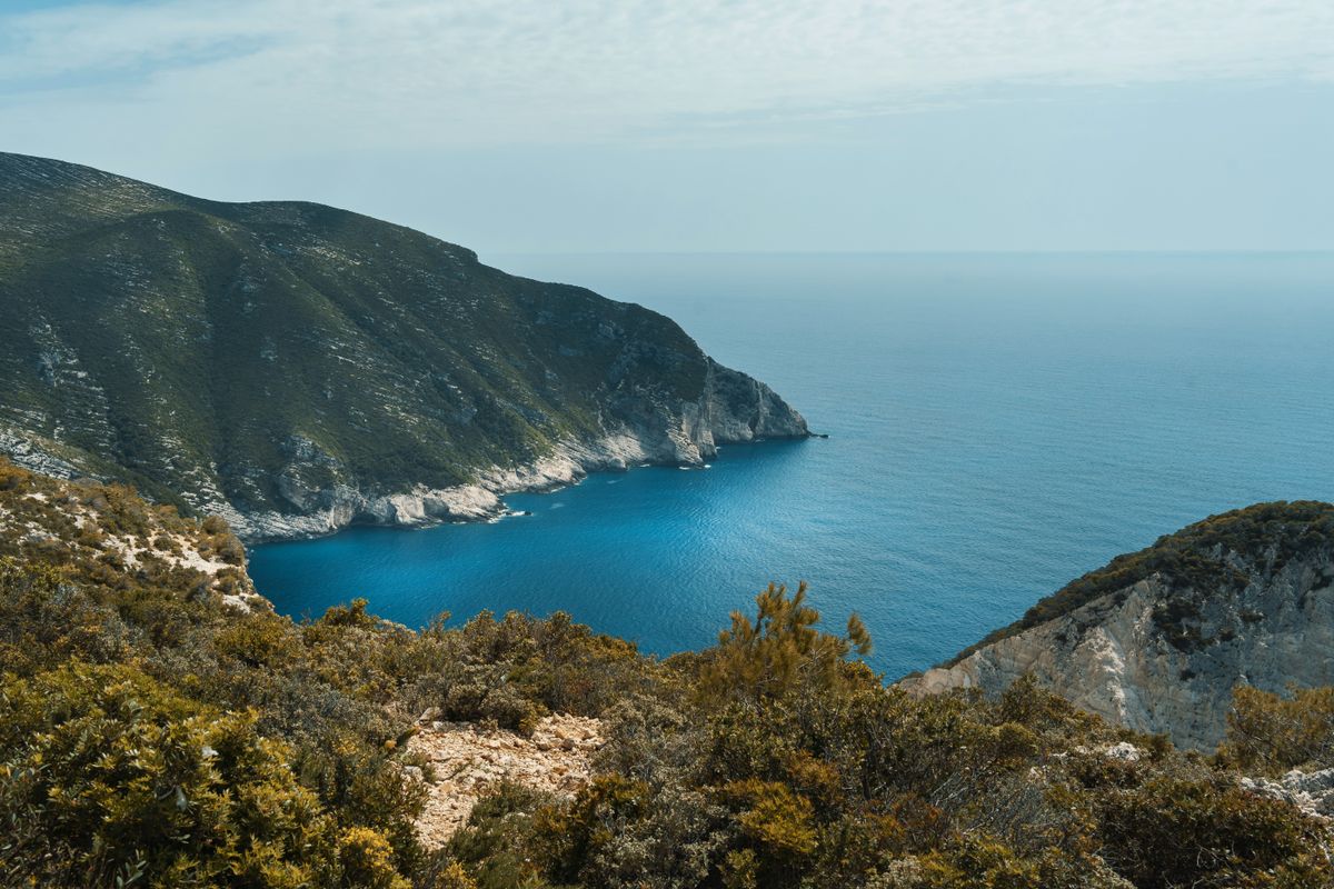Ακτή της Ζακύνθου με λόφους και θάλασσα· ενδεικτική φωτογραφία, όχι από Φούρνους, Αγαθονήσι ή Λειψούς.