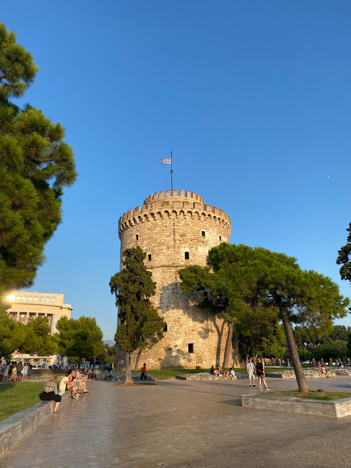 Ο Λευκός Πύργος στη Θεσσαλονίκη με δέντρα και περαστικούς — ενδεικτική φωτογραφία, όχι από τις εορταστικές εκδηλώσεις.
