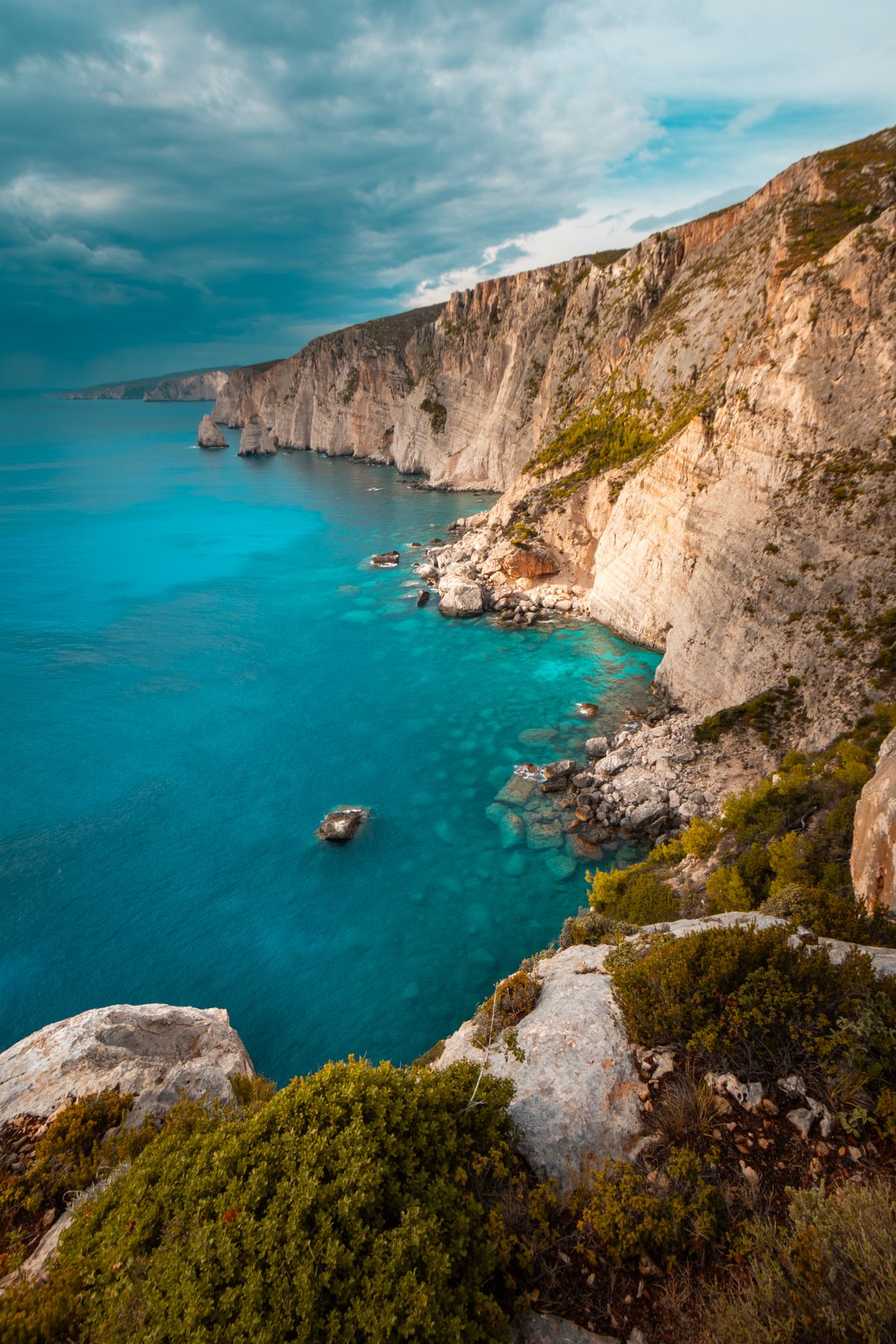 Βραχώδης ακτή και γαλάζια θάλασσα στη Ζάκυνθο· ενδεικτική φωτογραφία, όχι καταγραφή σεισμού.