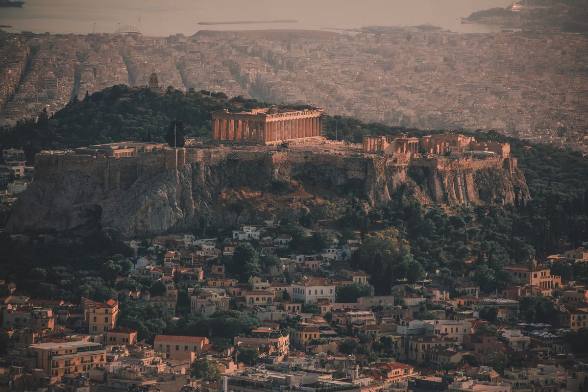 Η Ακρόπολη με τον Παρθενώνα και τον αστικό ιστό της Αθήνας στο φως του ήλιου· ενδεικτική φωτογραφία αρχείου, όχι της παρουσίασης της καμπάνιας.