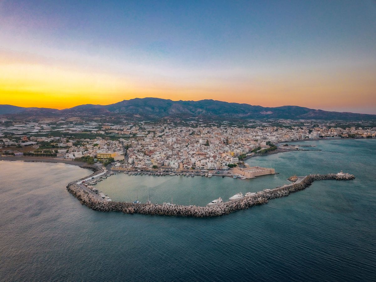 Εναέρια θέα της Ιεράπετρας και του λιμανιού της στο ηλιοβασίλεμα. Ενδεικτική φωτογραφία της πόλης.