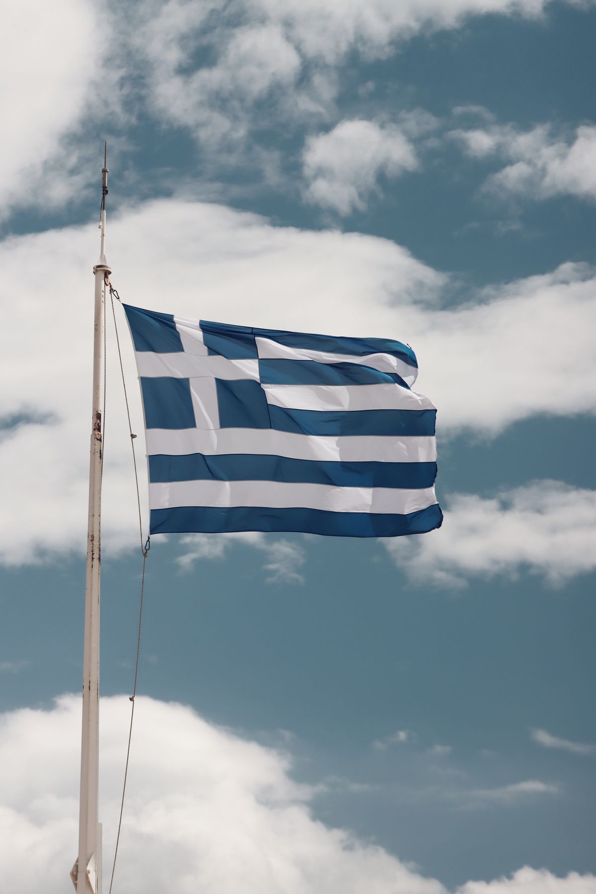 Ελληνική σημαία σε γαλανό ουρανό — ενδεικτική φωτογραφία, όχι από τους εορτασμούς στη Θεσσαλονίκη.