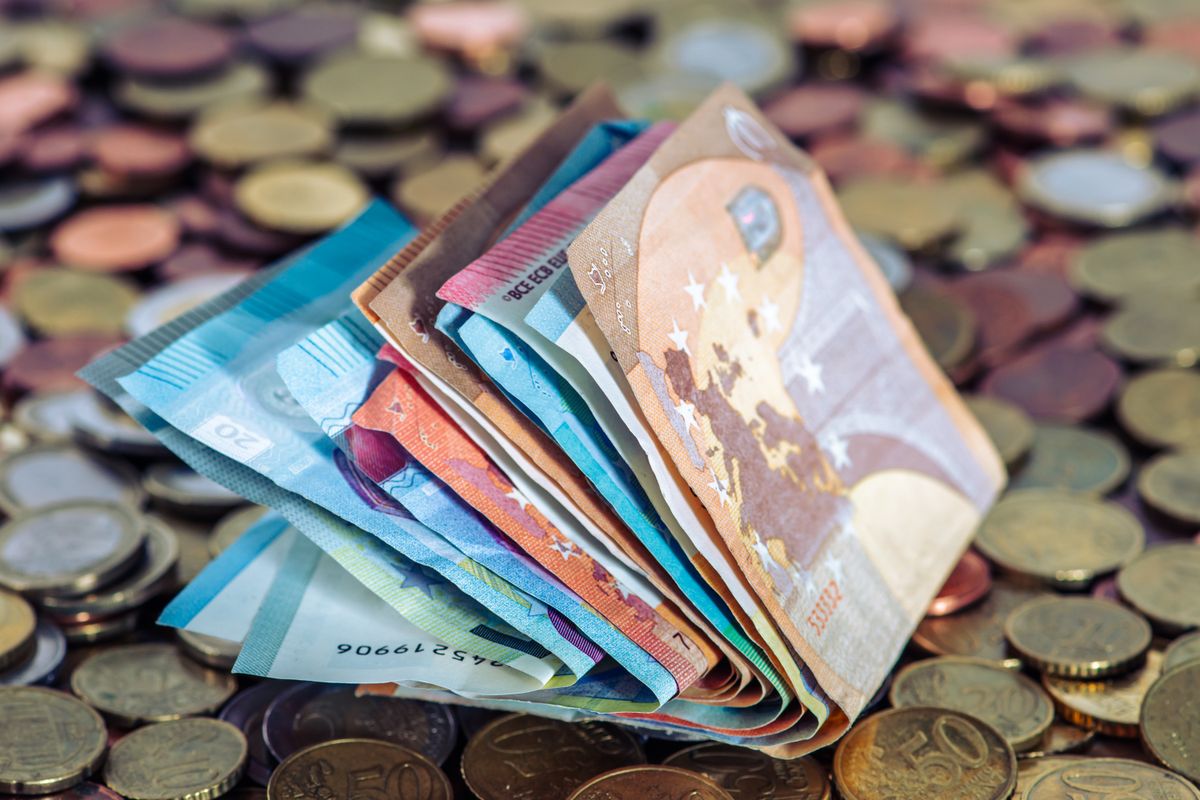 Χαρτονομίσματα και κέρματα ευρώ — ενδεικτική φωτογραφία