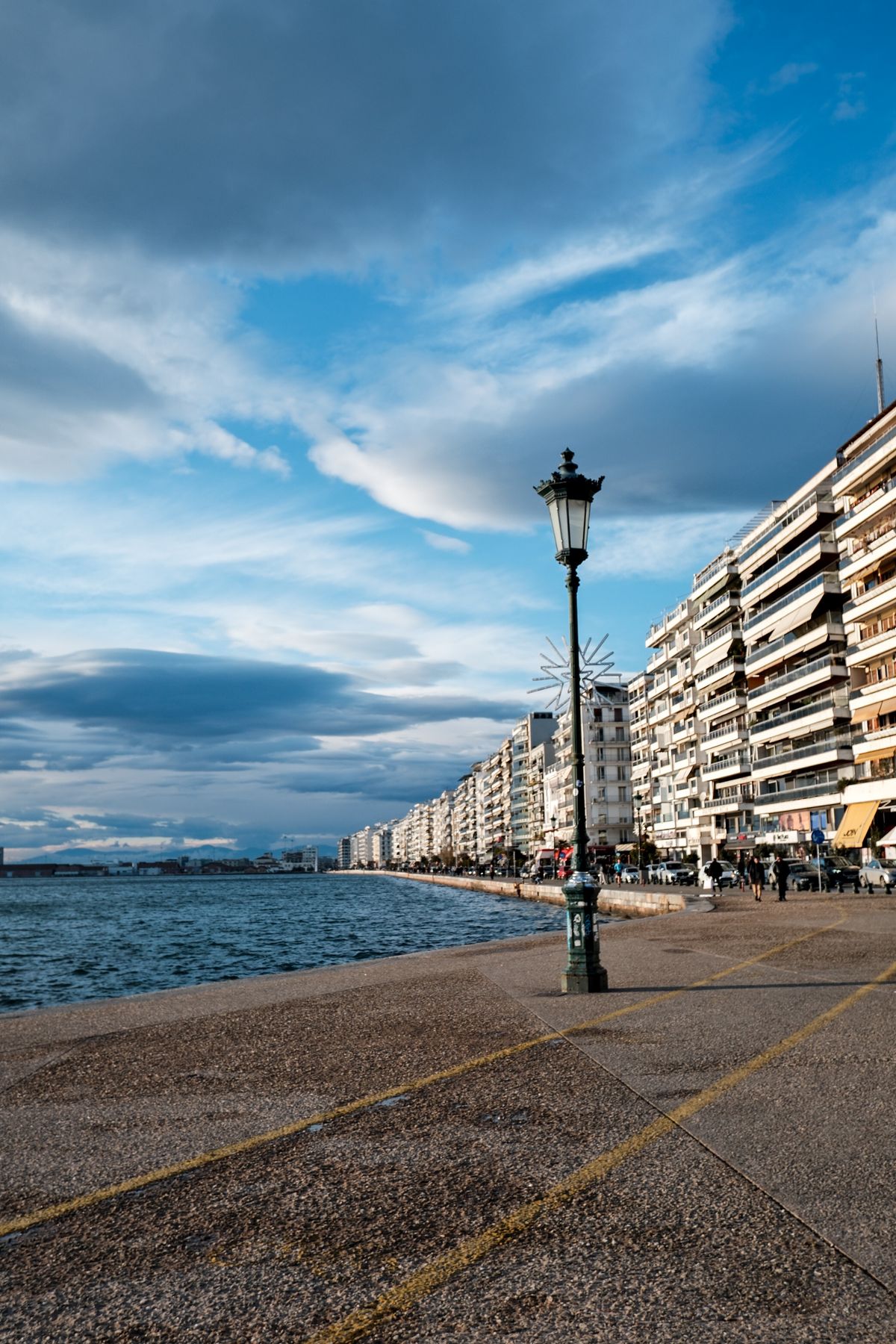 Ο παραλιακός πεζόδρομος και τα κτίρια της Θεσσαλονίκης δίπλα στον Θερμαϊκό. Ενδεικτική φωτογραφία της πόλης, χωρίς τη φρεγάτα «Κίμων».