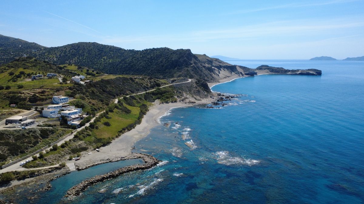 Βραχώδης ακτογραμμή της Κρήτης και γαλάζια θάλασσα από ψηλά· ενδεικτική φωτογραφία του νησιού, όχι των επιχειρήσεων διάσωσης.