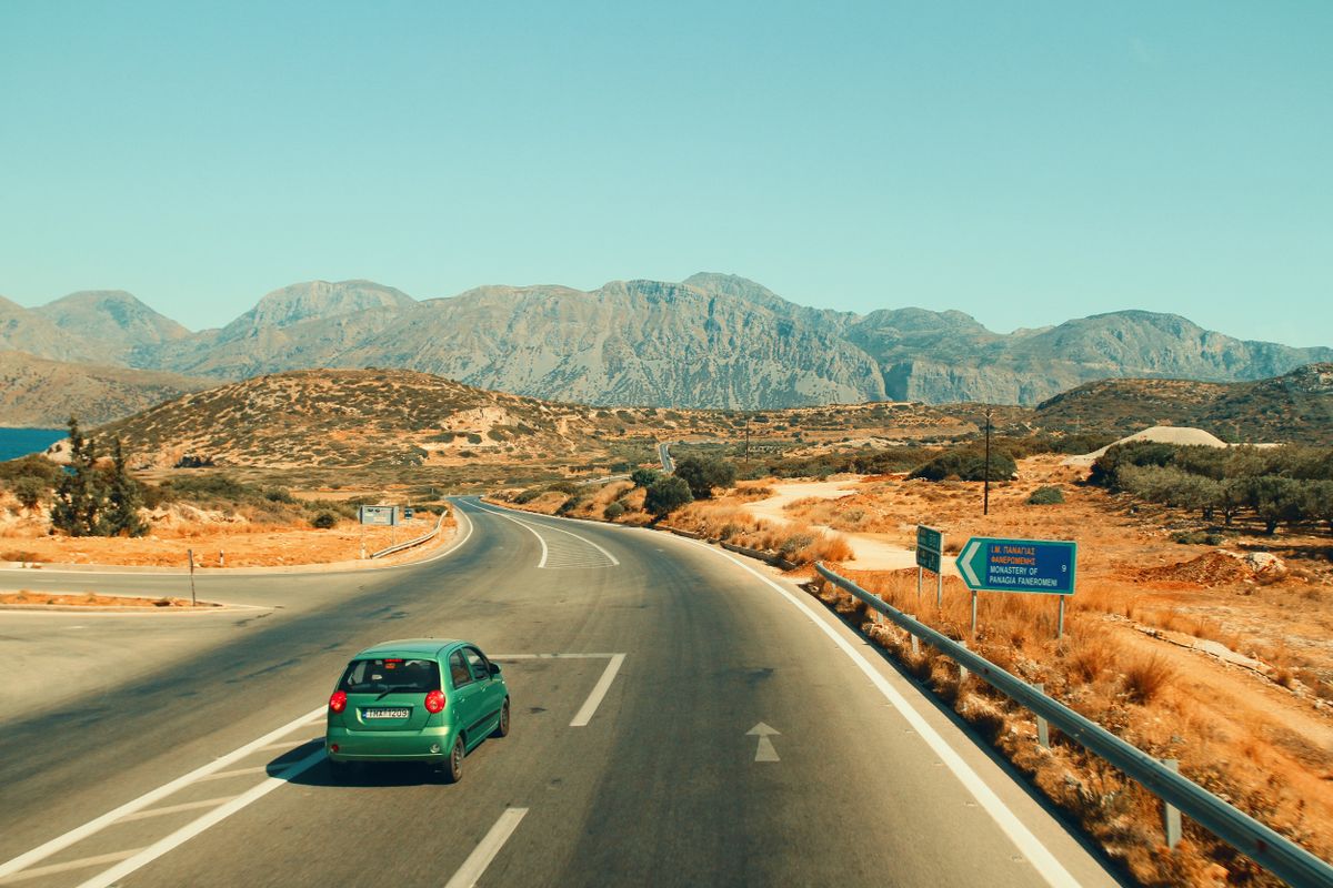 Δρόμος στην ελληνική ύπαιθρο με αυτοκίνητο και ορεινό τοπίο· ενδεικτική φωτογραφία αρχείου, όχι από έλεγχο της Τροχαίας.