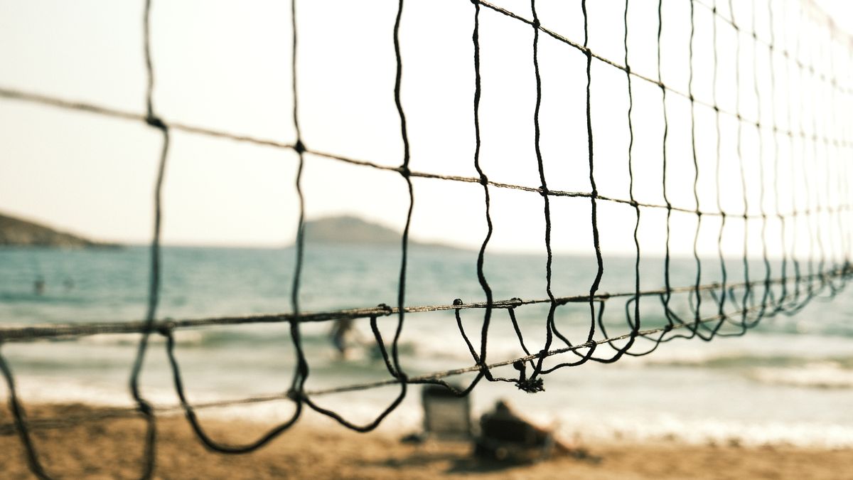 Ενδεικτική φωτογραφία φιλέ μπιτς βόλεϊ σε αμμώδη παραλία με θέα στη θάλασσα· δεν απεικονίζεται η εγκατάσταση στο Ντακάρ.