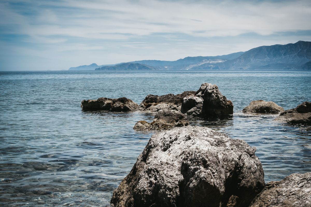 Βραχώδης ακτή και γαλάζια θάλασσα στην περιοχή των Χανίων. Ενδεικτική φωτογραφία τοπίου της Κρήτης.